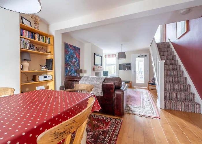Chic 2-Bedroom Townhouse In Vibrant Abergavenny