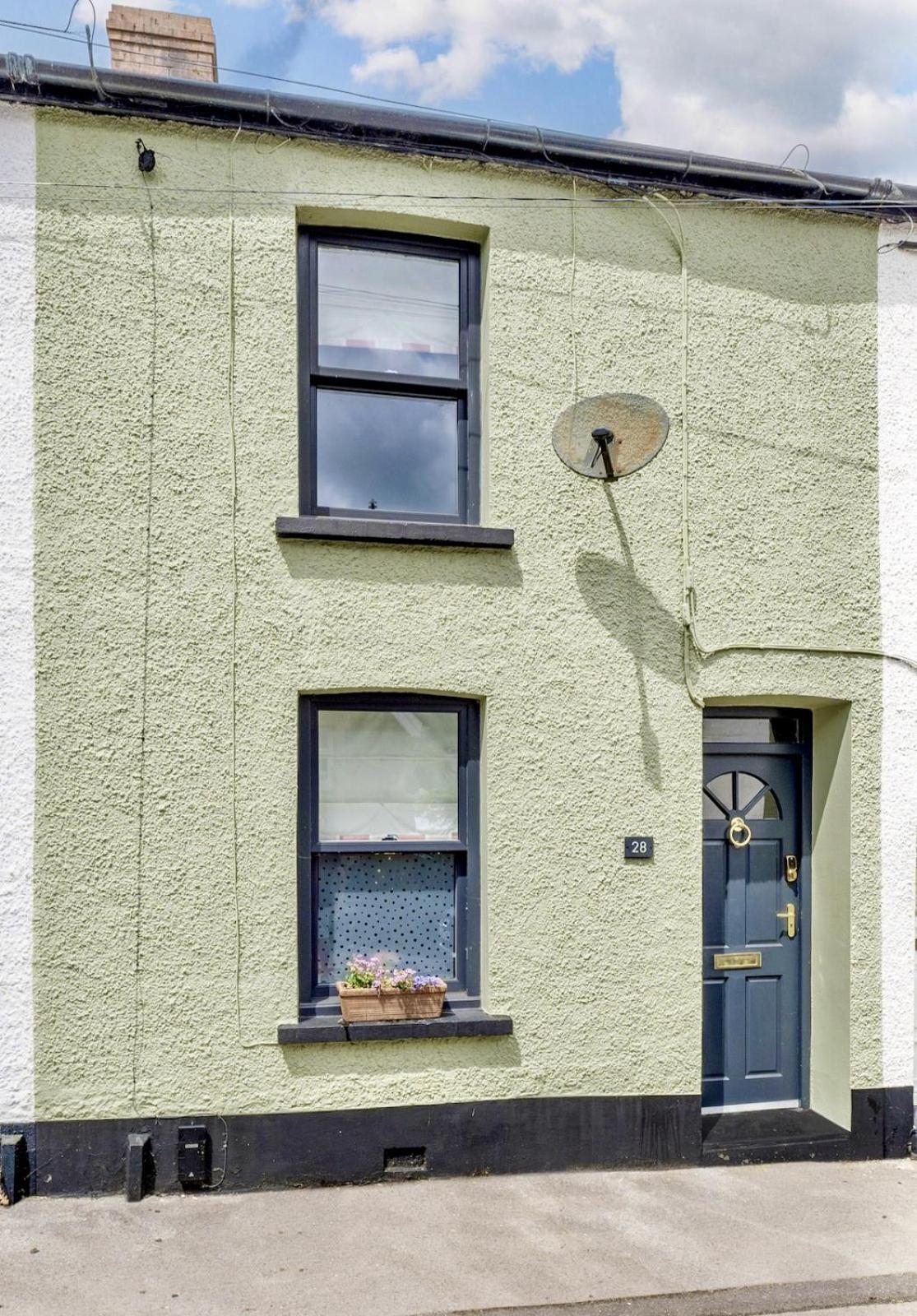 Chic 2-bedroom Townhouse In Vibrant * Abergavenny