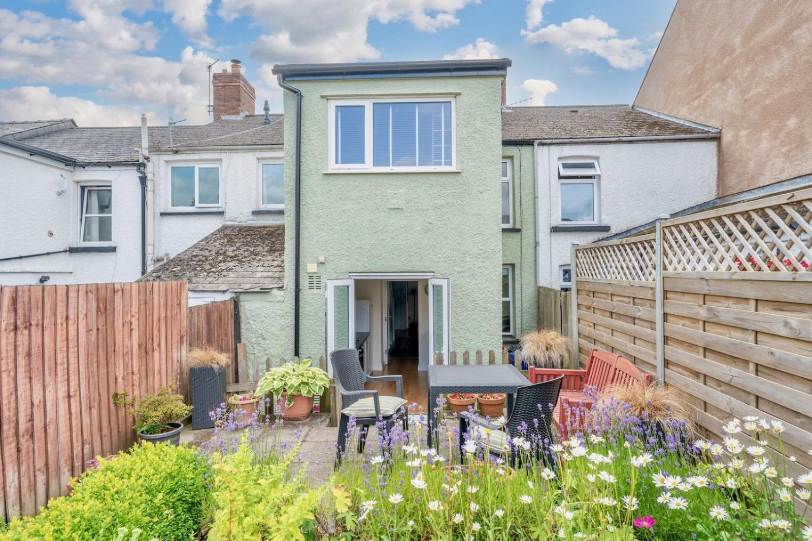 Chic 2-bedroom Townhouse In Vibrant