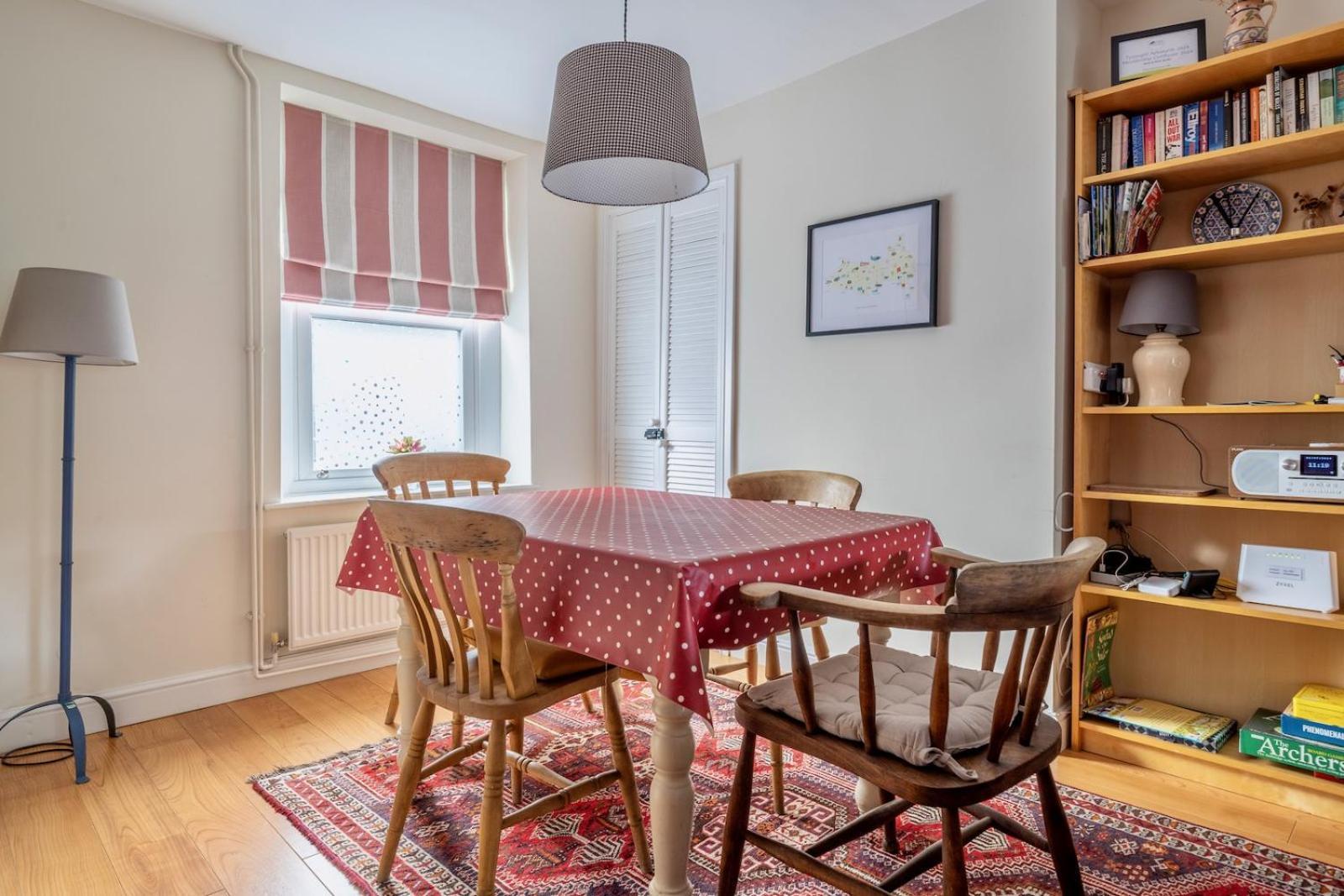 Chic 2-bedroom Townhouse In Vibrant Дом отдыха